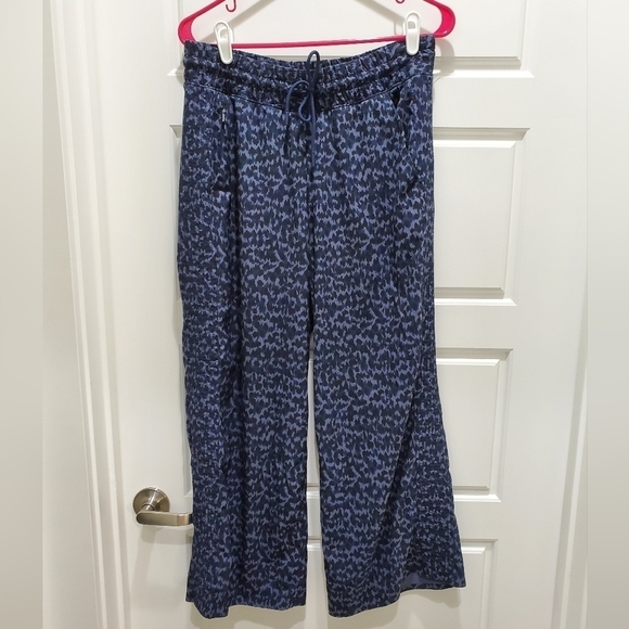 ATHLETA AVENUE PRINTED WIDE LEG CROP PANTS ALLURE NAVY ELASTIC WAIST WOMEN 8 - Picture 4 of 16